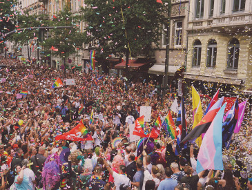 Feiernde Menschen beim CSD