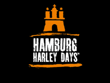 Orangefarbene Hamburger Wahrzeichengrafik über weißem Text „HAMBURG HARLEY DAYS“ auf schwarzem Hintergrund; fette, verwitterte Schriftart.