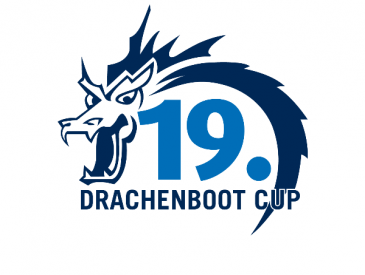 Logo mit einem stilisierten blauen Drachenkopf und -schwanz, der Zahl 19 und darunter dem Text DRACHENBOOT CUP.
