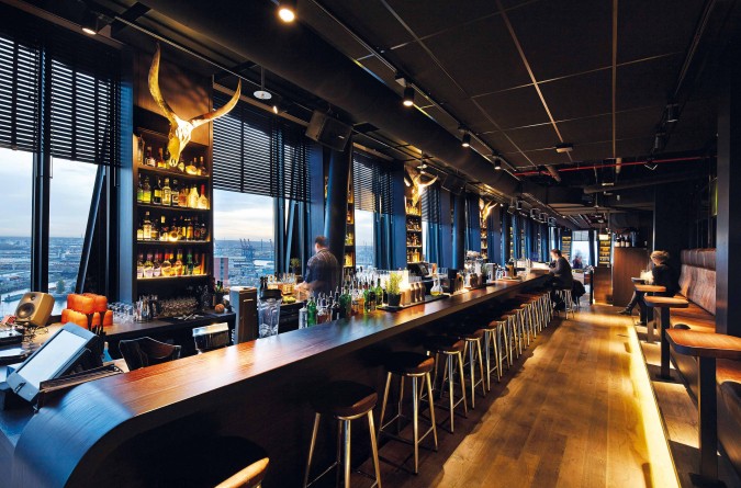 clouds Bar mit Flucht ins Restaurant und stimmungsvoller Beleuchtung