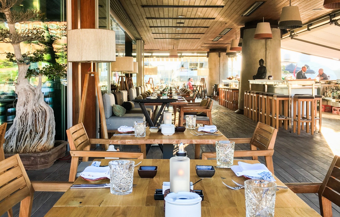 Aussenbereich coast Mallorca Restaurant mit gedeckten Tischen und Bonsai