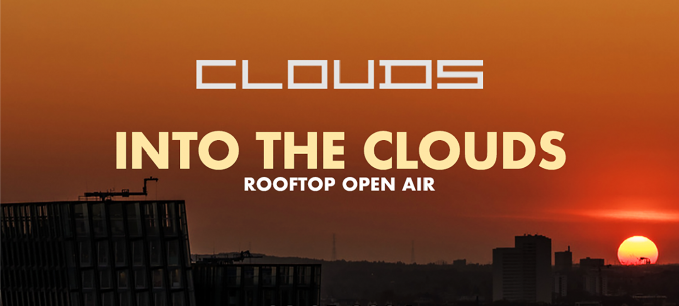 Ein Veranstaltungsplakat auf einem Dach zeigt einen Sonnenuntergang über der Skyline von Hamburg und enthält Veranstaltungsdetails für „Into the Clouds“ am 9. Mai 2024 auf der Reeperbahn 1.