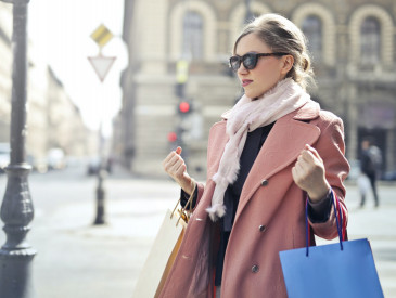 Junge Frau mit Shoppingtüten